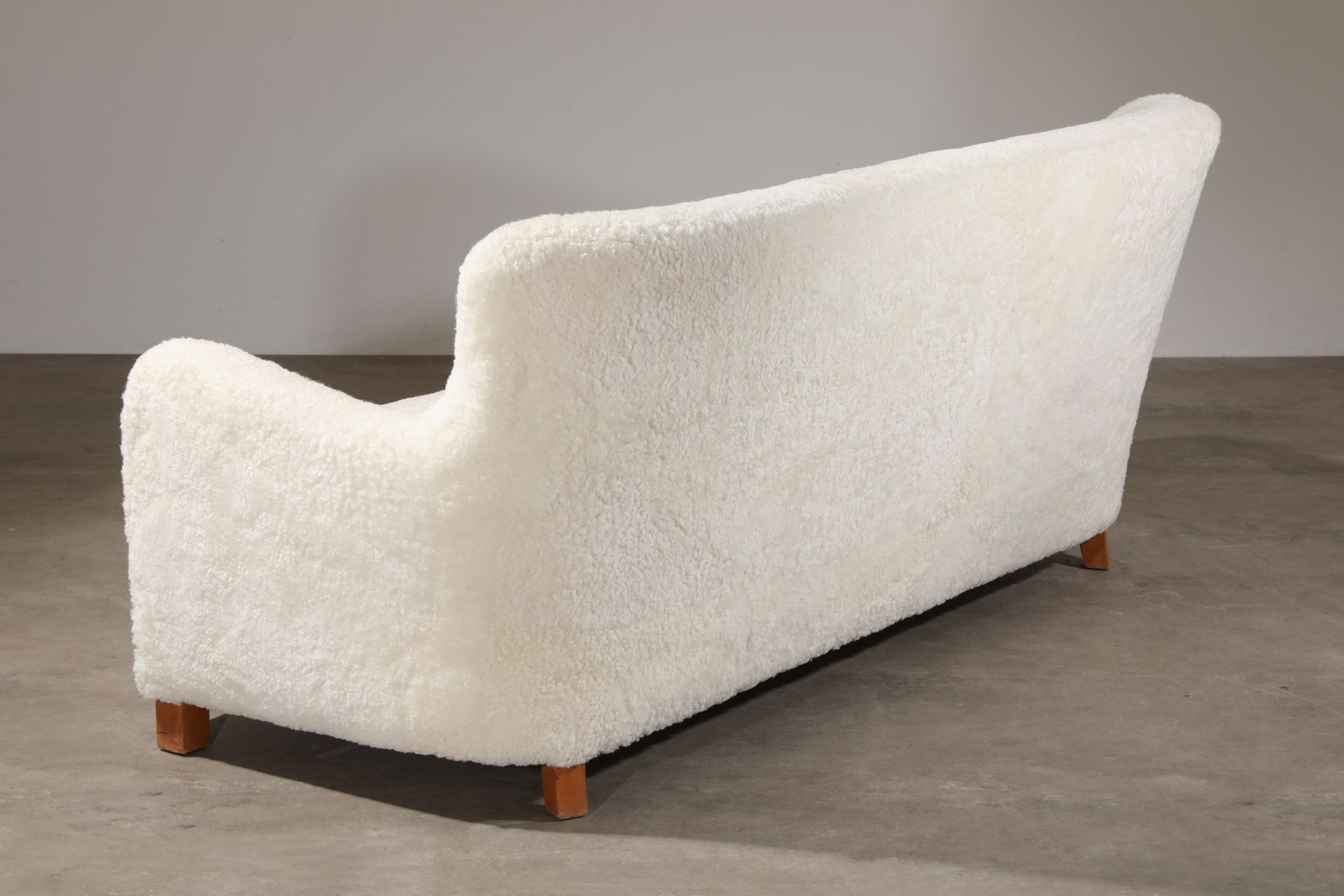 A. J. Iversen, Lounge Sofa in Schafsfell - Bild 4 aus 5