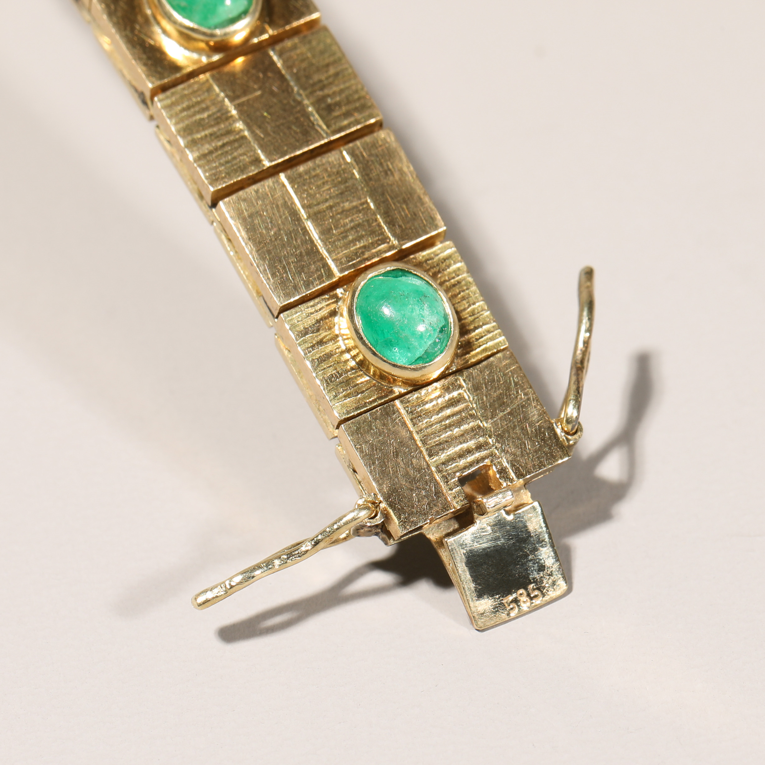 Gold bracelet with emerald cabochons - Image 7 of 7