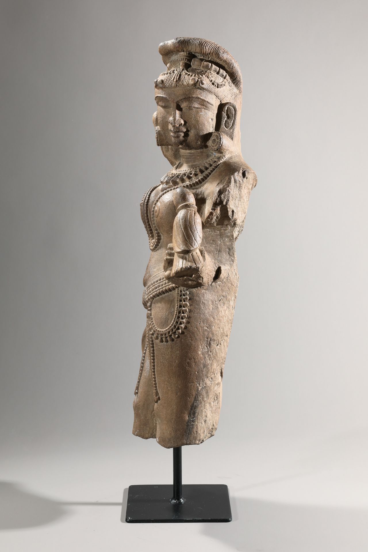 Apsara, Figur einer weiblichen Gottheit. Indien. Rajasthan. 11.-15. Jh. - Bild 4 aus 7