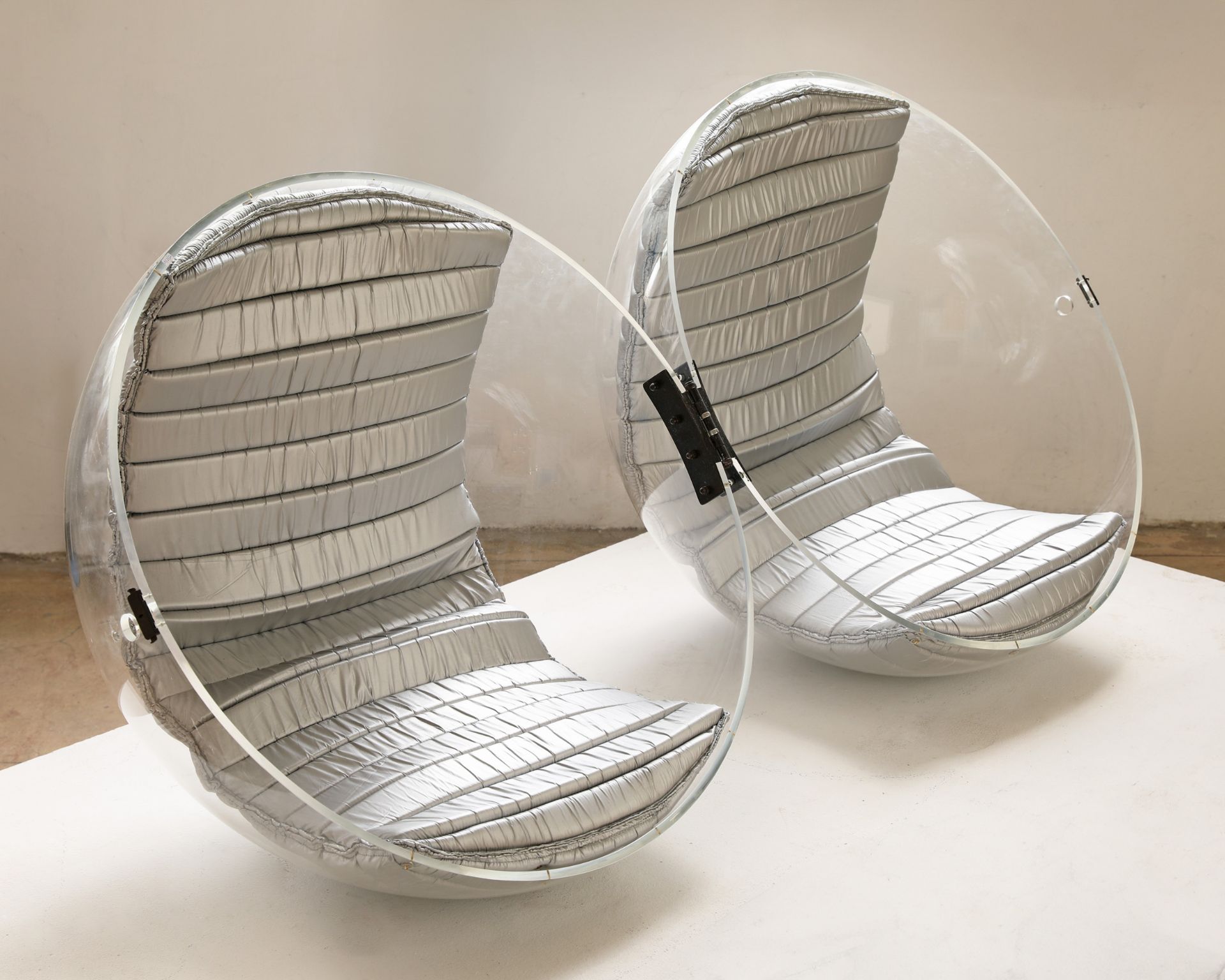 Danilo Silvestrin, Gunther Lambert, Rare seating object for two people / acrylic ball chair - Image 2 of 9