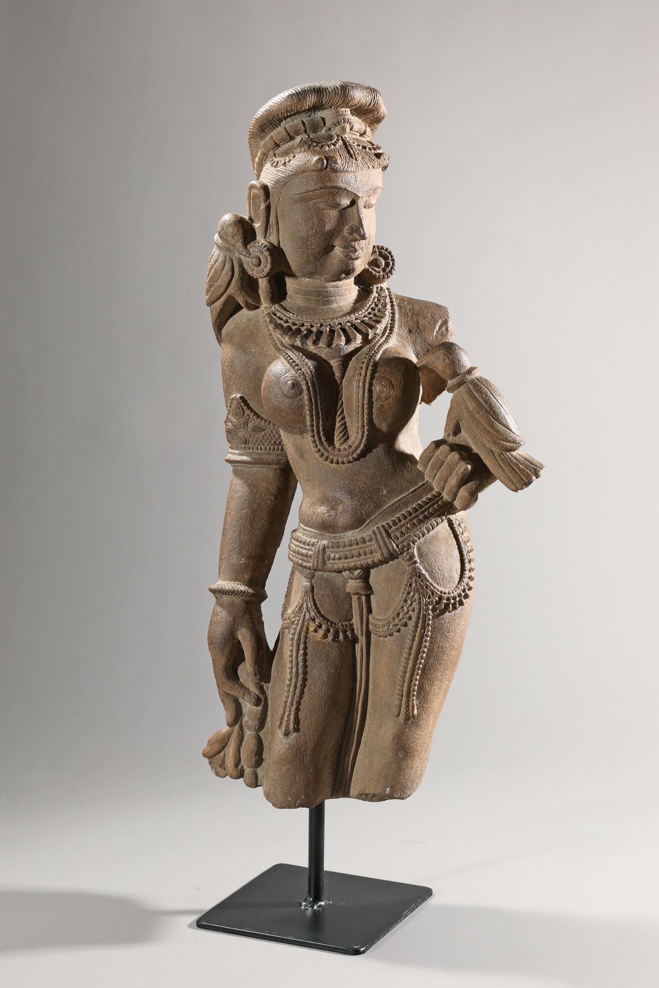 Apsara, Figur einer weiblichen Gottheit. Indien. Rajasthan. 11.-15. Jh.