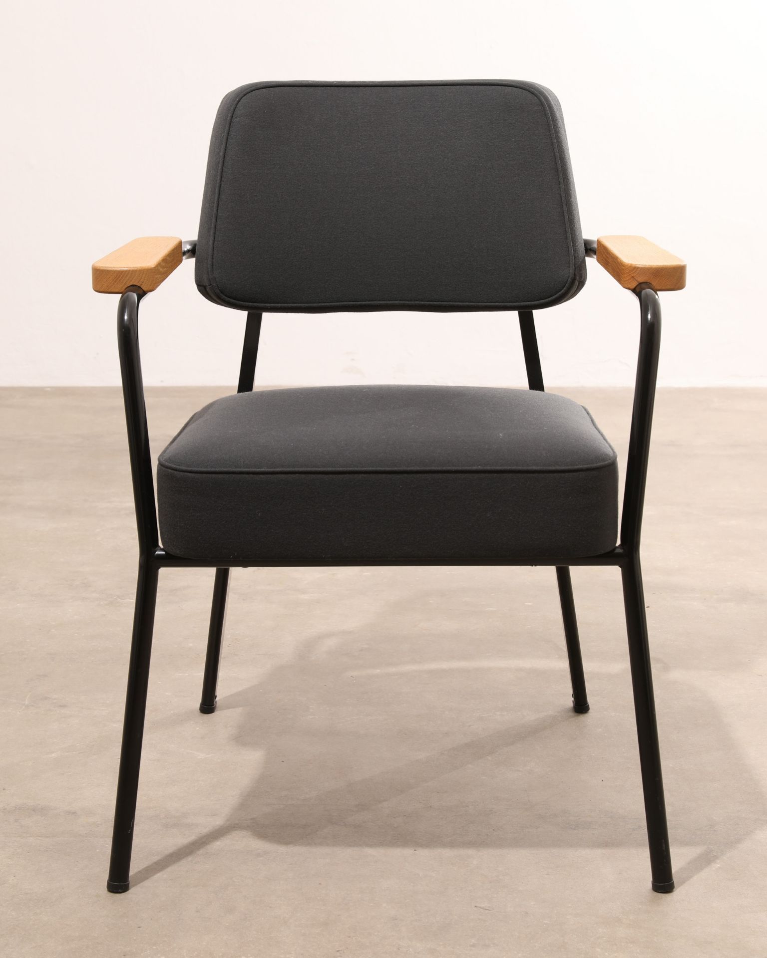 Jean Prouvé, Vitra, 4 Stühle Modell Fauteuil Direction - Bild 3 aus 6