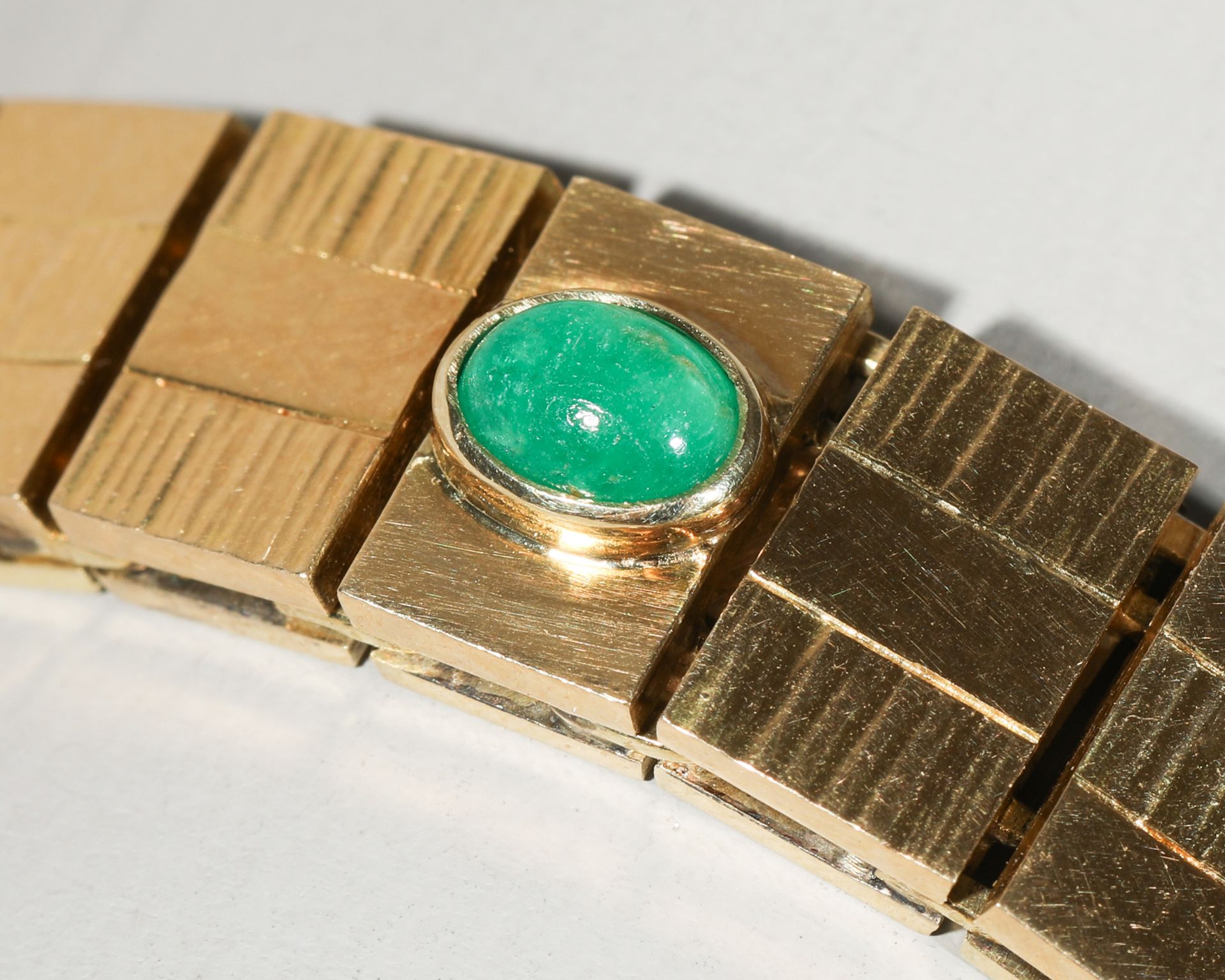 Gold bracelet with emerald cabochons - Image 2 of 7