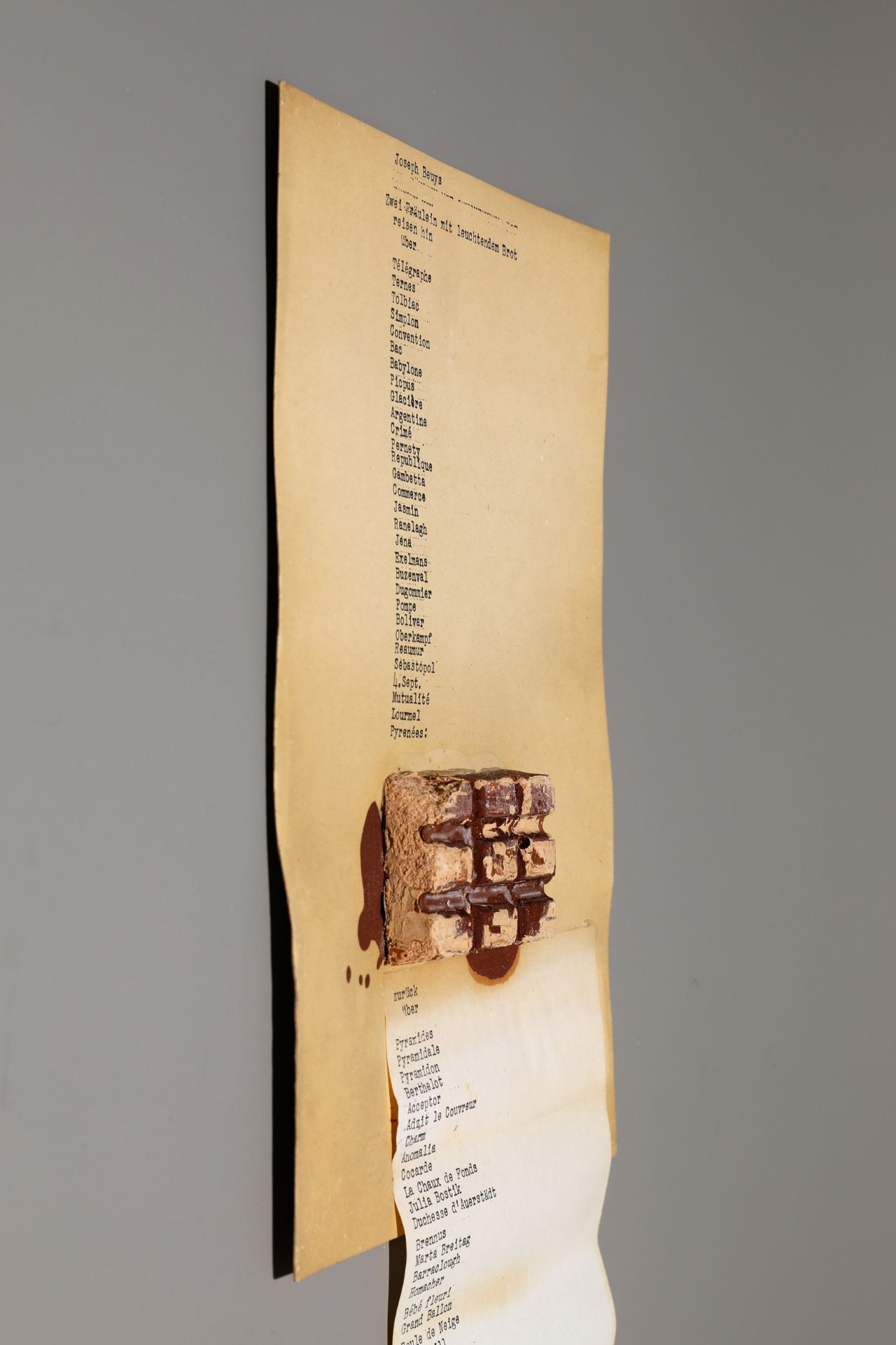 Joseph Beuys*, Mappe dé-coll/age 5, Zwei Fräulein mit Leuchtendem Brot. 1966 - Image 2 of 11