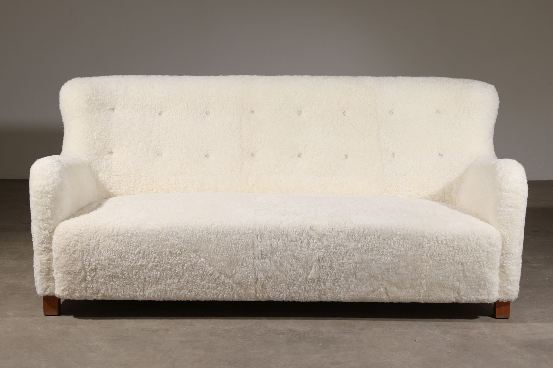 A. J. Iversen, Lounge Sofa in Schafsfell - Bild 3 aus 5