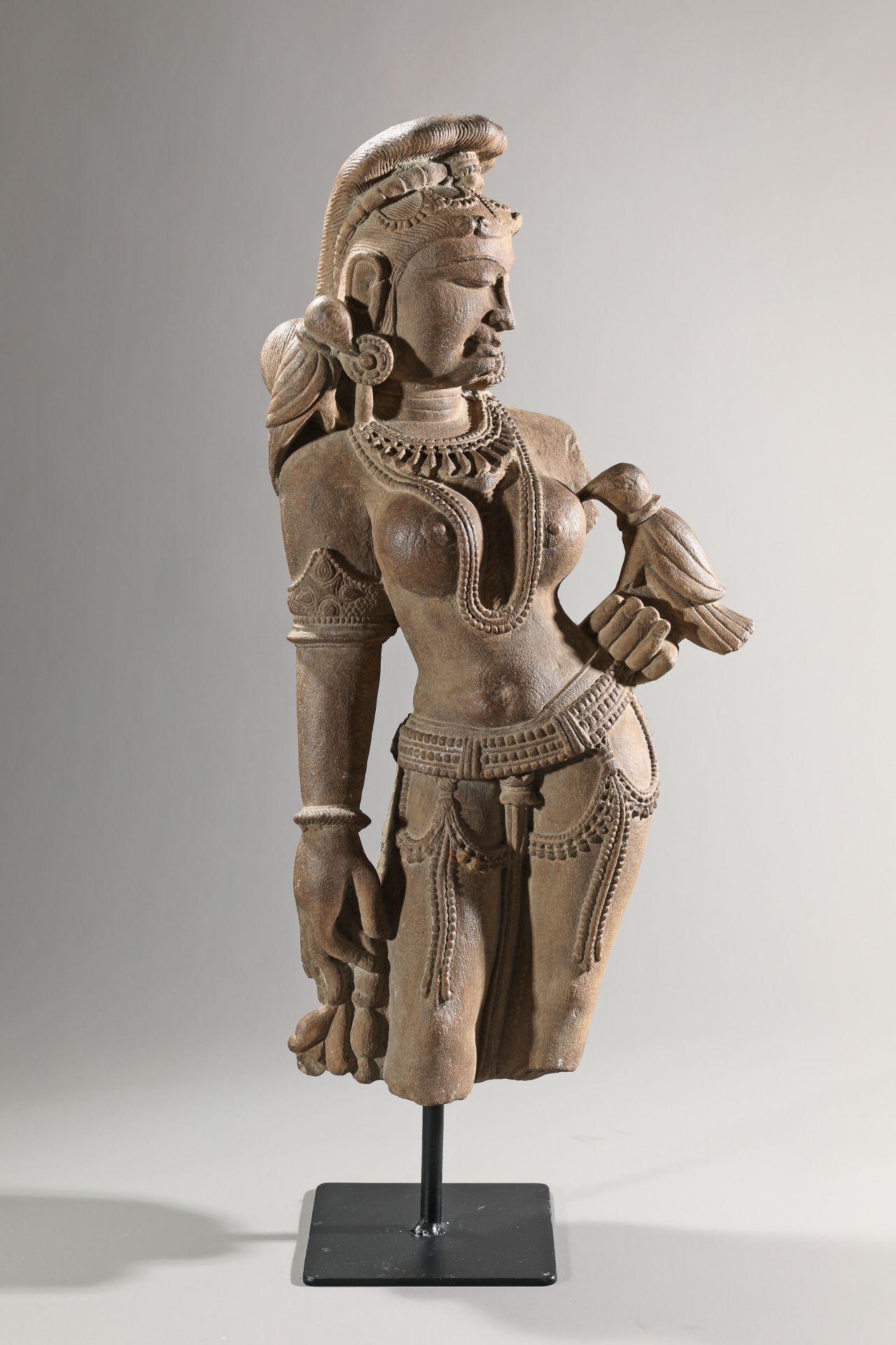 Apsara, Figur einer weiblichen Gottheit. Indien. Rajasthan. 11.-15. Jh. - Bild 2 aus 7