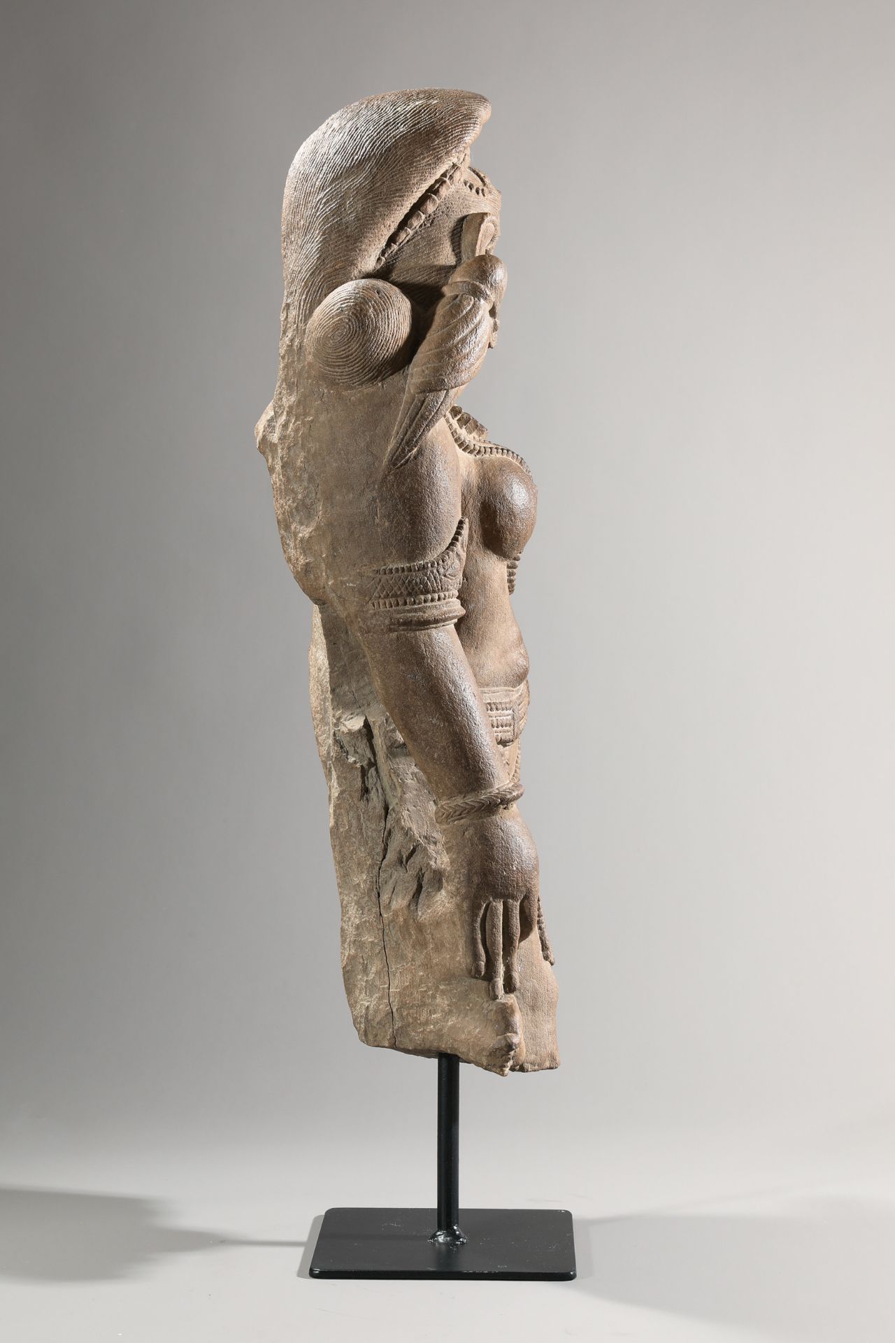 Apsara, Figur einer weiblichen Gottheit. Indien. Rajasthan. 11.-15. Jh. - Bild 7 aus 7
