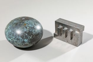 Riki Mijling, 2 Objekte, zweiteilige Eisen-Skulptur, gedrückte Bronzekugel