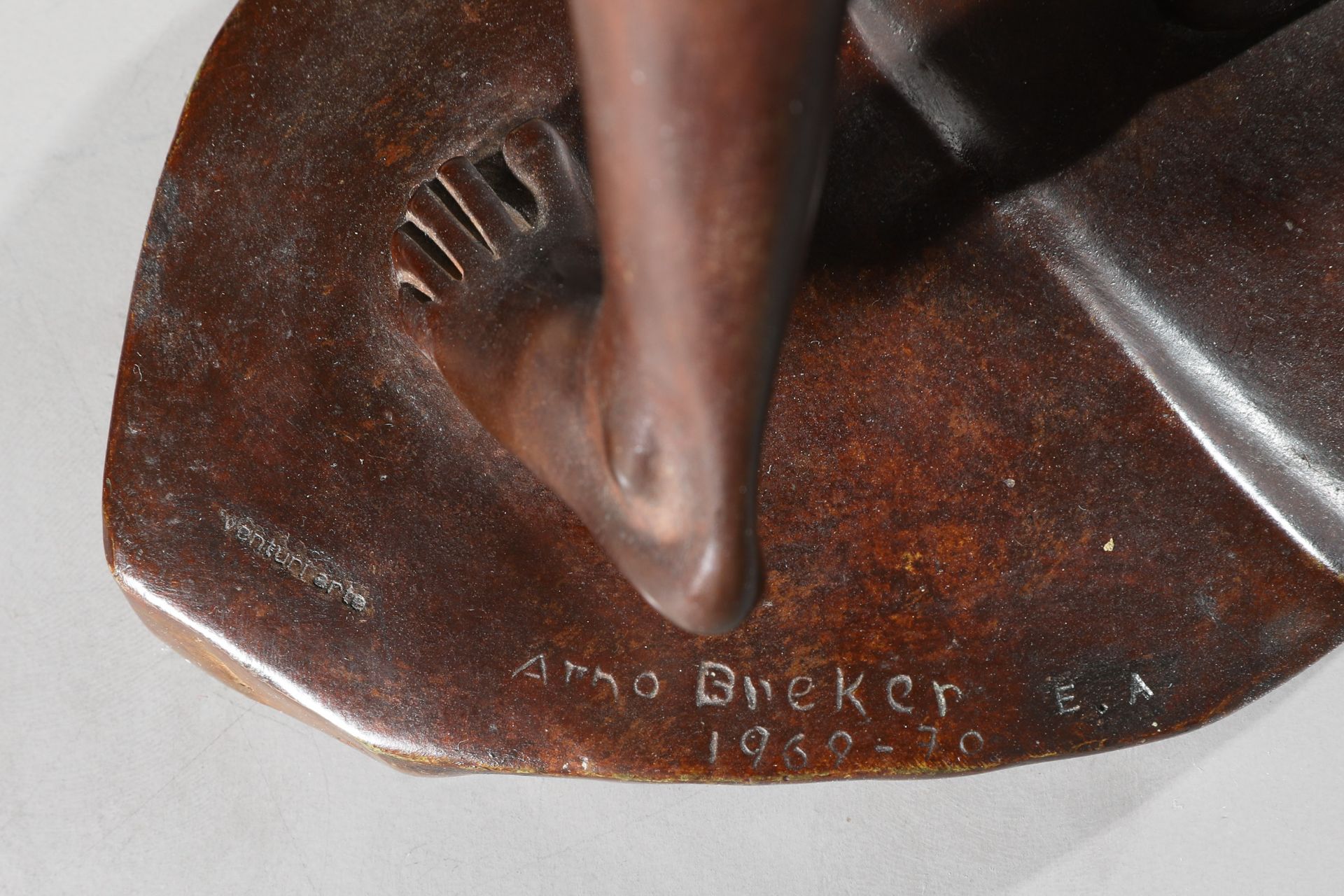Arno Breker*, Stehender Männerakt, 1969-70, Bronze, E.A. Ex., H. 50 cm - Bild 4 aus 6