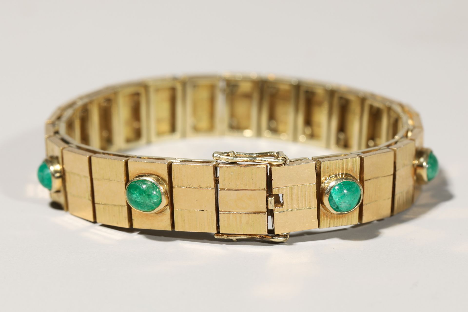Gold bracelet with emerald cabochons - Image 5 of 7