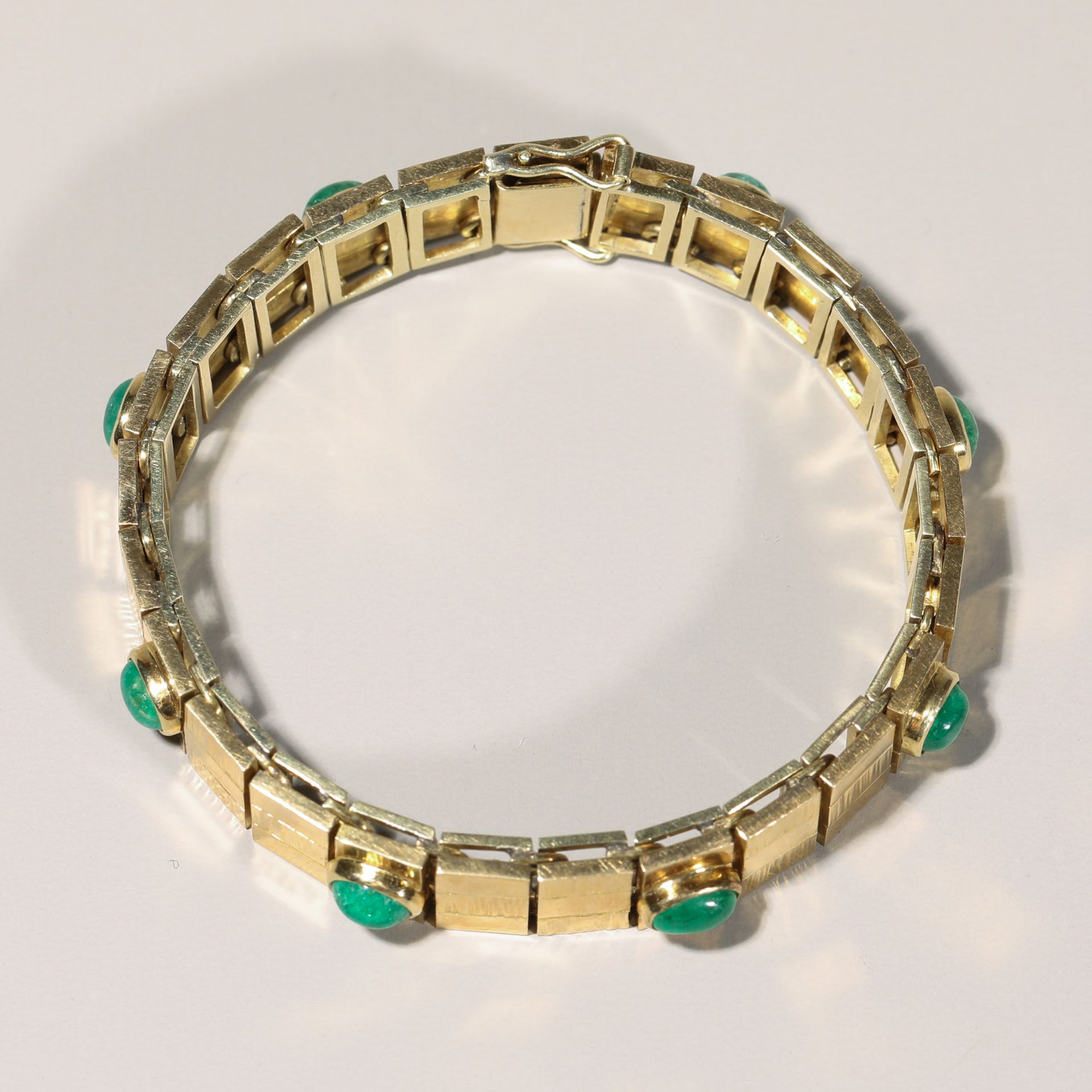 Gold bracelet with emerald cabochons - Image 4 of 7