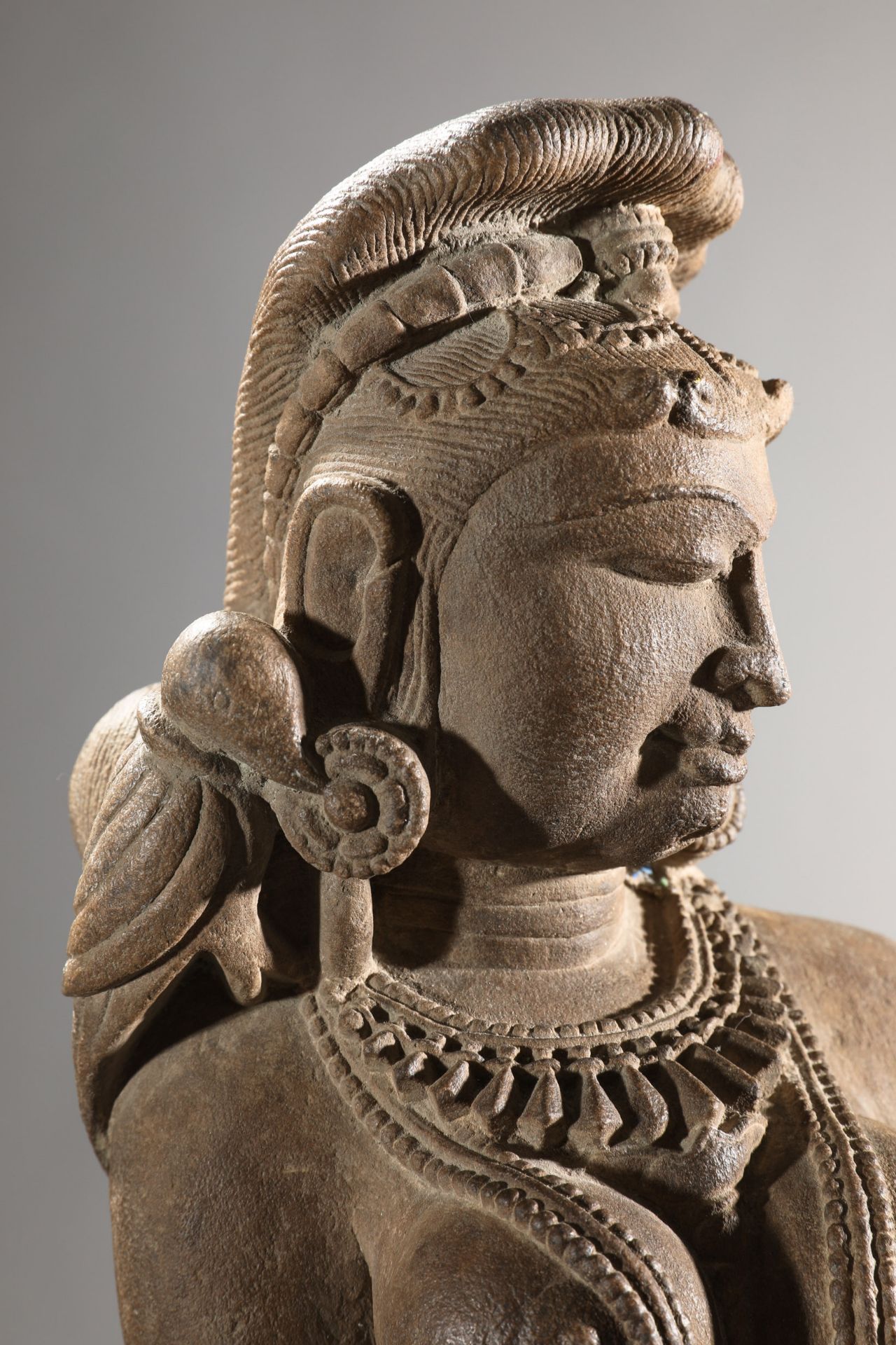 Apsara, Figur einer weiblichen Gottheit. Indien. Rajasthan. 11.-15. Jh. - Bild 3 aus 7