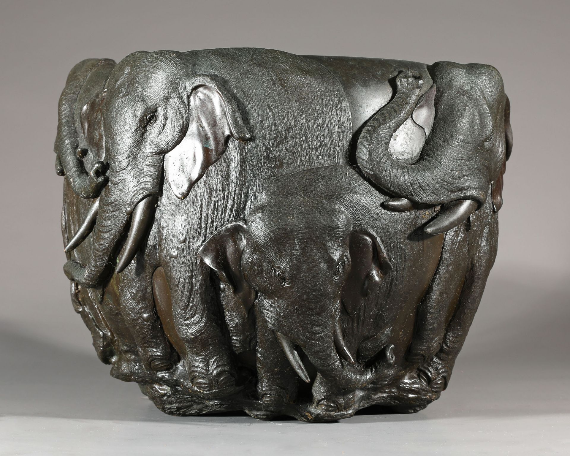 Genryûsai Seiya. Bronze Cachepot mit Elephanten. Meiji-Zeit, spätes 19. Jh. - Bild 3 aus 7