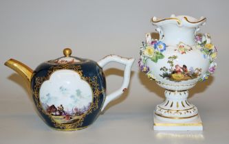 Porzellan Teekanne mit Kauffahrtei-Szenen, Meißen, 18. Jh. & Vase mit aufgelegten Blumen, Meißen sp