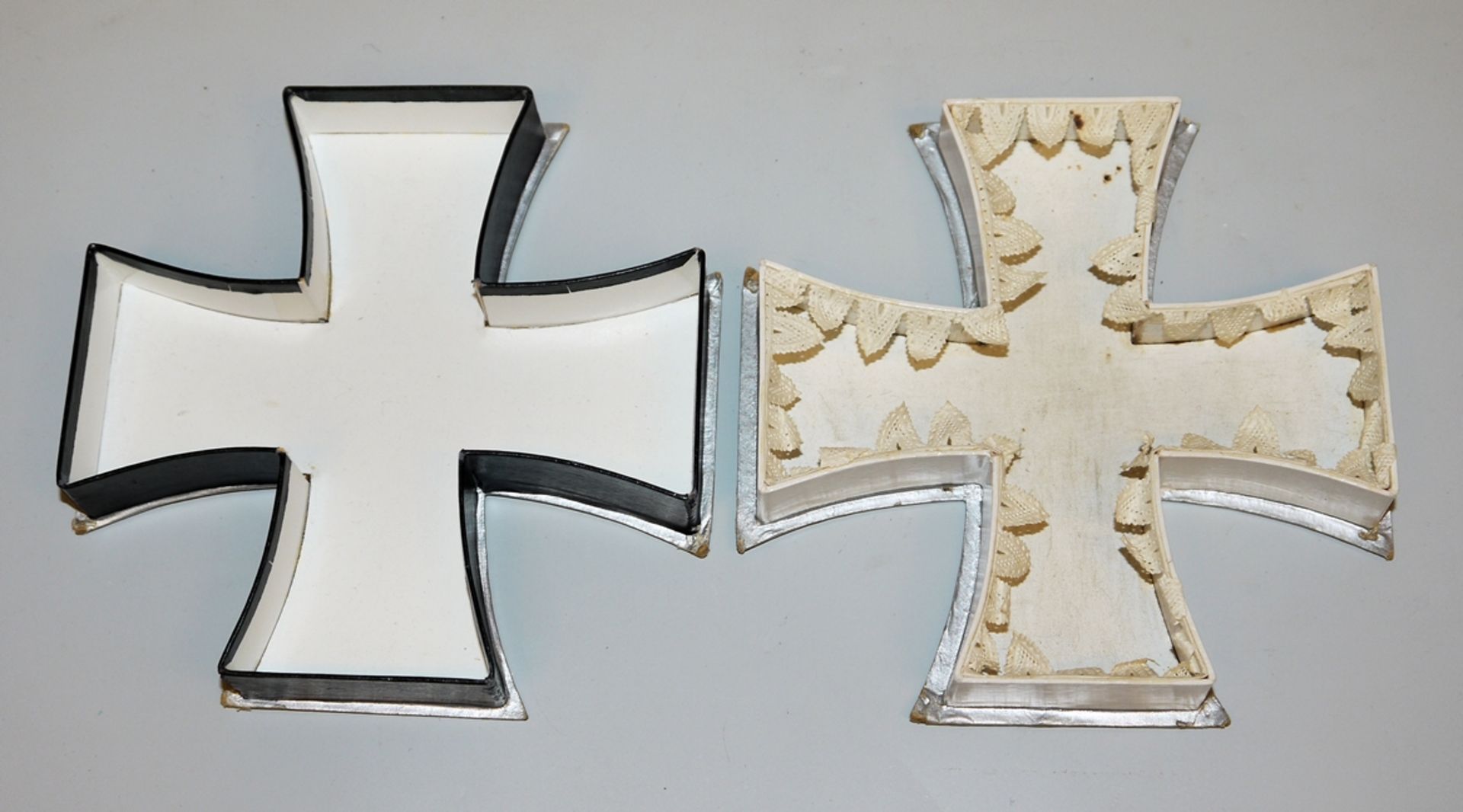 Patriotic confectionery box in the shape of the Iron Cross 1914 - Image 2 of 2