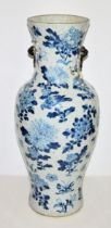 Große Blauweiß-Bodenvase mit Blüten, Vögeln und Insekten, China , Mitte 20. Jh.