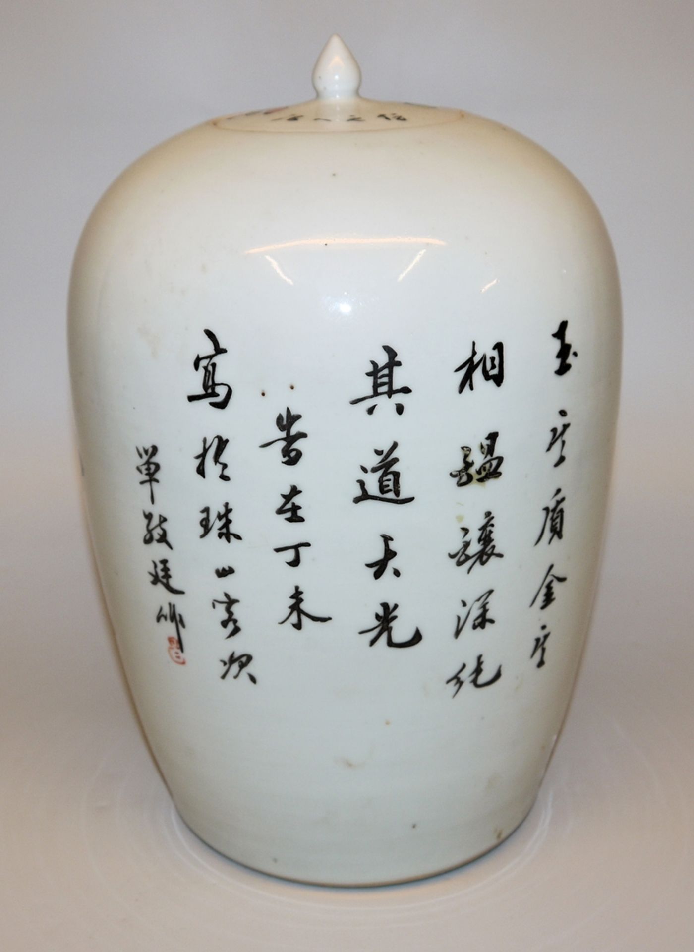 Porcelain pot with bogu decoration, late Qing/Republic period, China circa 1900 - Image 2 of 2