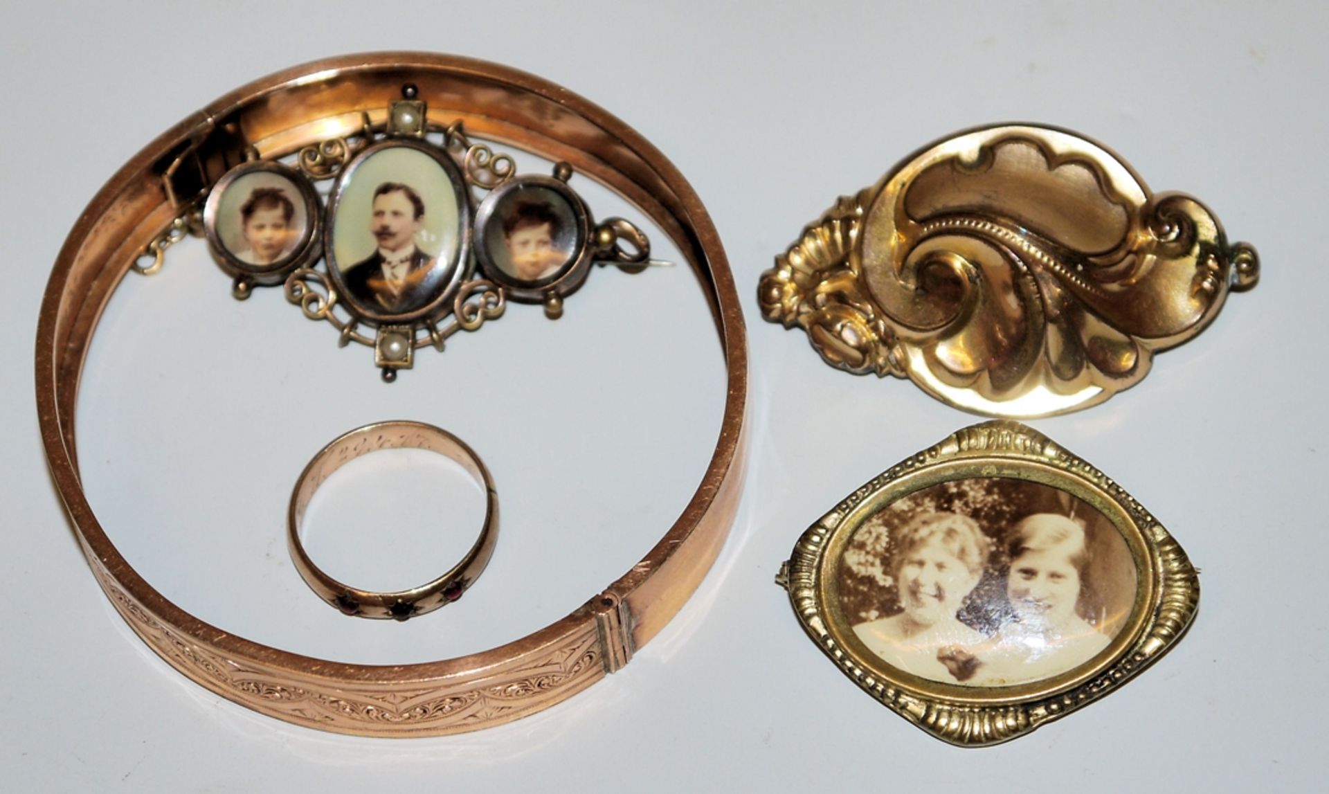 Collection of gold jewellery and gilded objects, late 19th century / around 1900