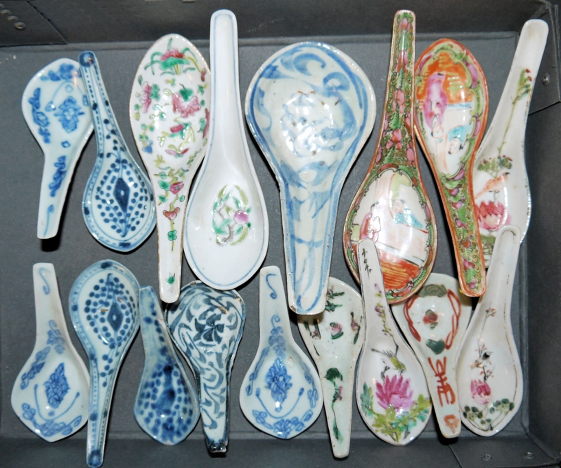 Collection of 17 Chinese porcelain spoons from the Qing and Republic periods