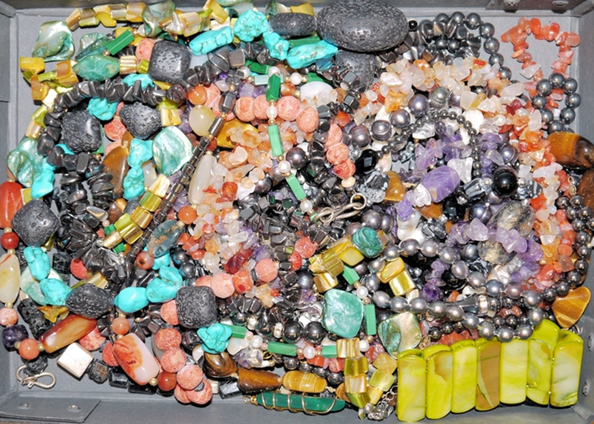 Collection of jewellery with semi-precious stones, pearls, mother-of-pearl, lava, etc.