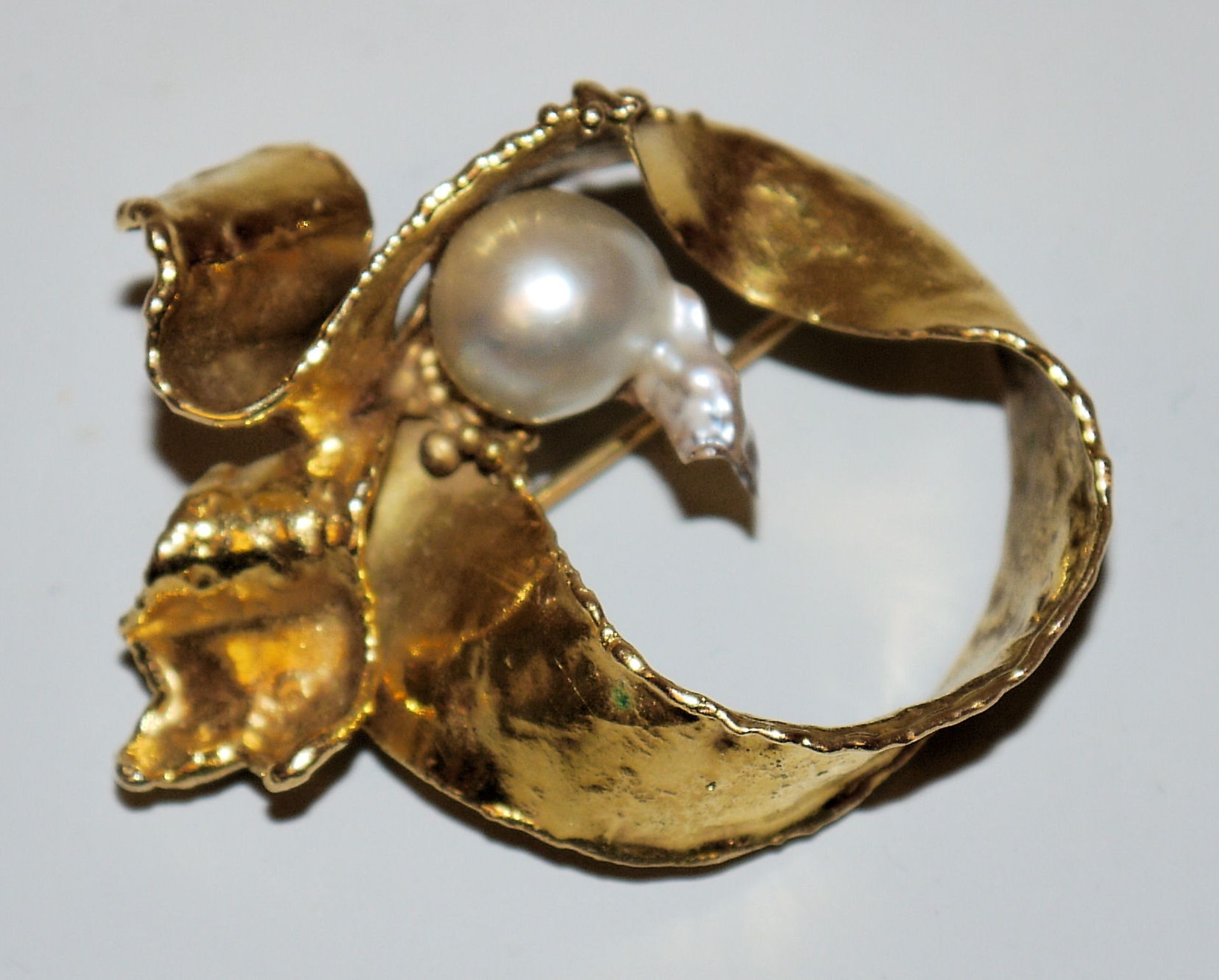 Designer brooch with baroque pearl, gold