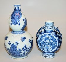 Blauweiß-Kalebassenvase und Mondflasche der Qing-Zeit, China 19. Jh.