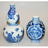 Blauweiß-Kalebassenvase und Mondflasche der Qing-Zeit, China 19. Jh.