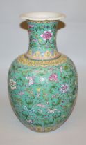 Große chinesische Balustervase mit rankenden Blüten, gemarkt Guangxu