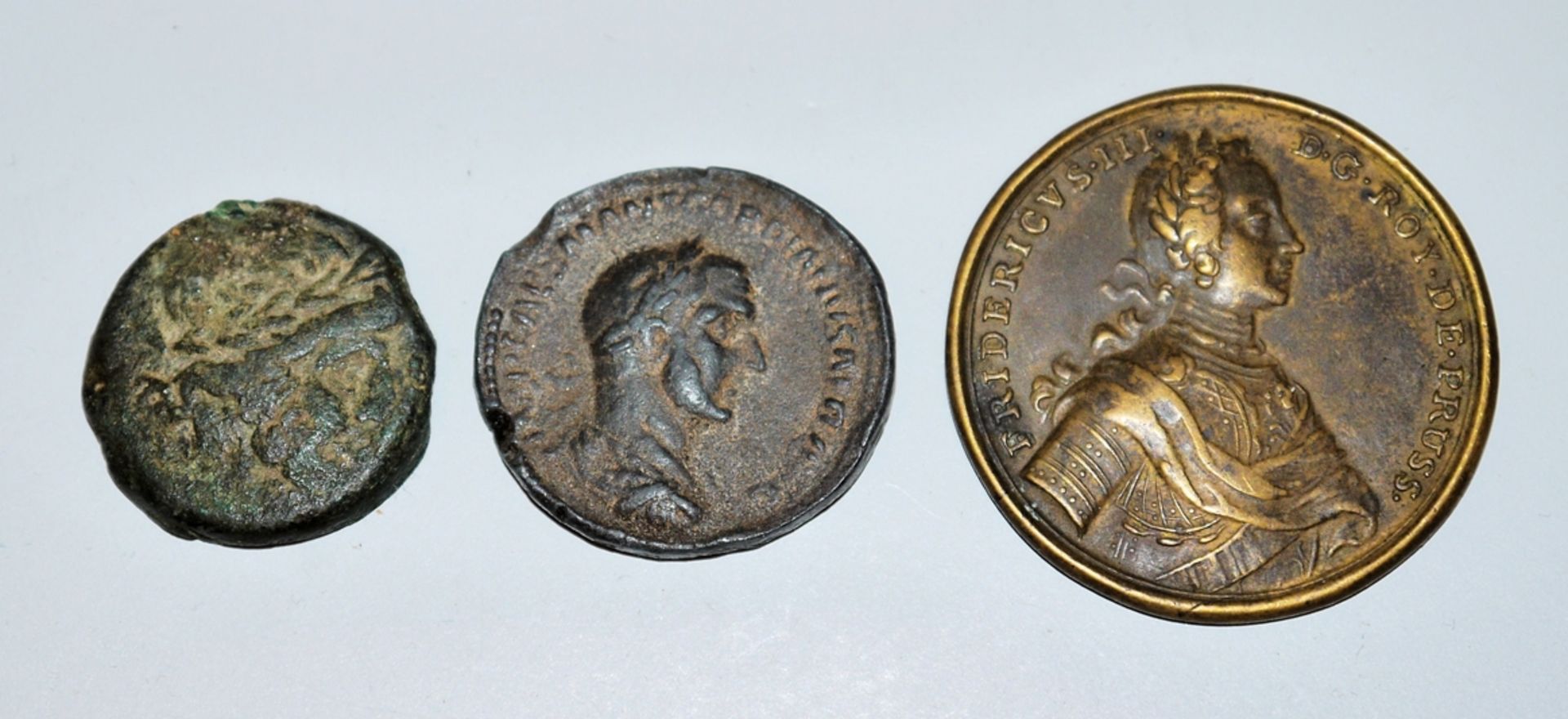 Vier Münzen/Medaillen der Antike bis Moderne - Bild 2 aus 4