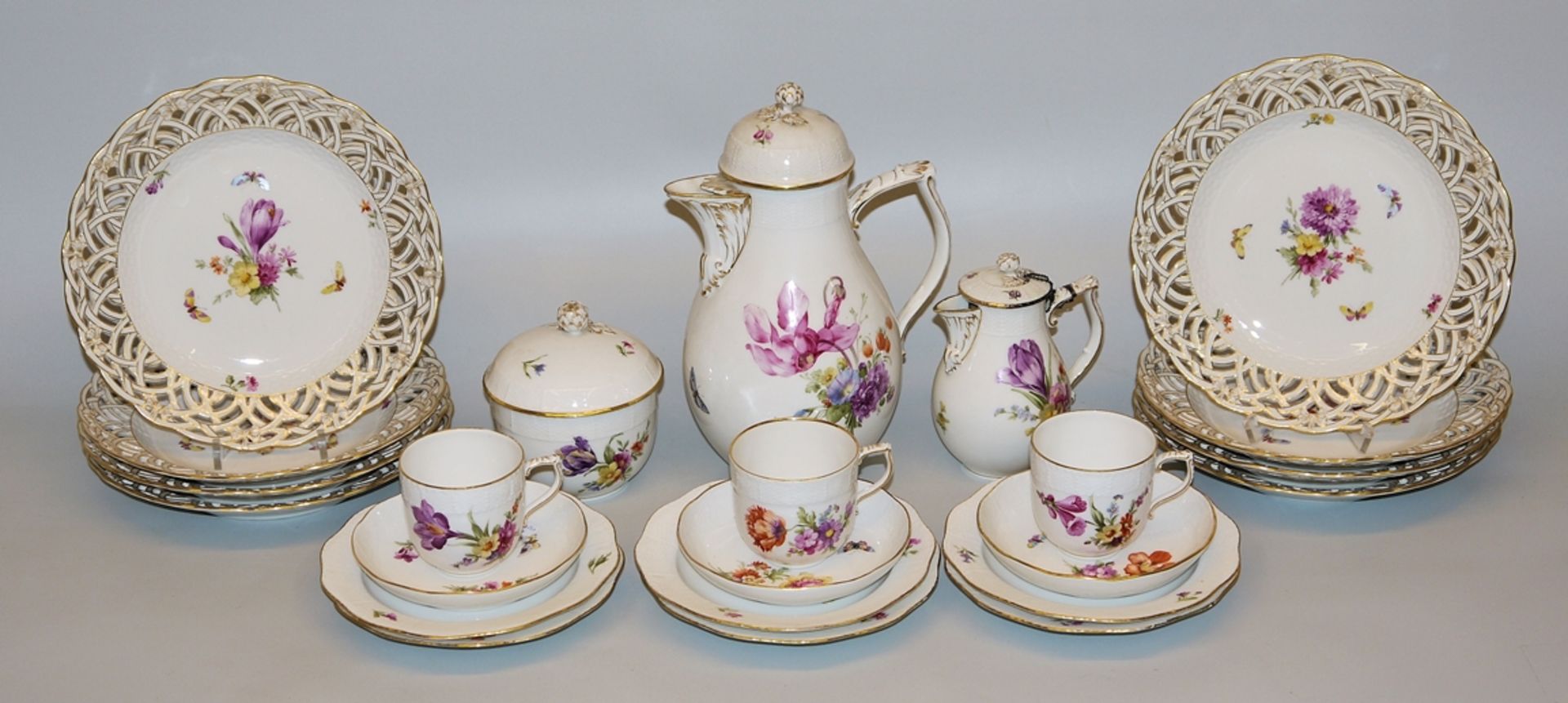 Porcelain rest coffee service & 8 wicker plates shape "Osier" with flowers and insects, KPM, Berlin