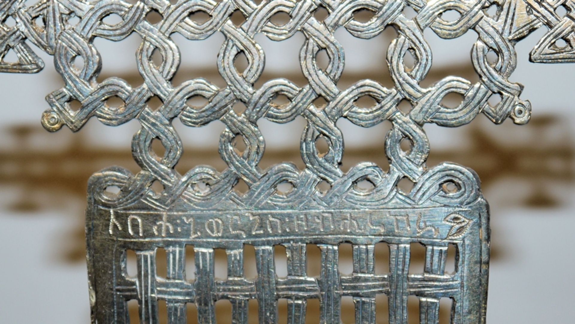 Großes koptisches Vortragekreuz aus versilbertem Messing, Äthiopien 19. Jh. - Bild 2 aus 2