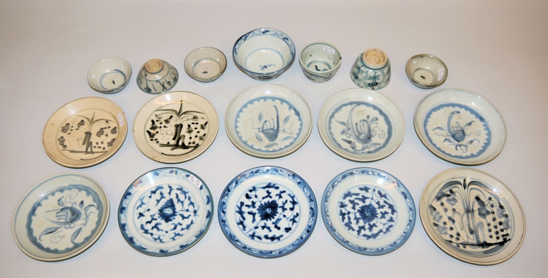 Collection of Chinese cargo porcelain from the Qing period, 16 pieces