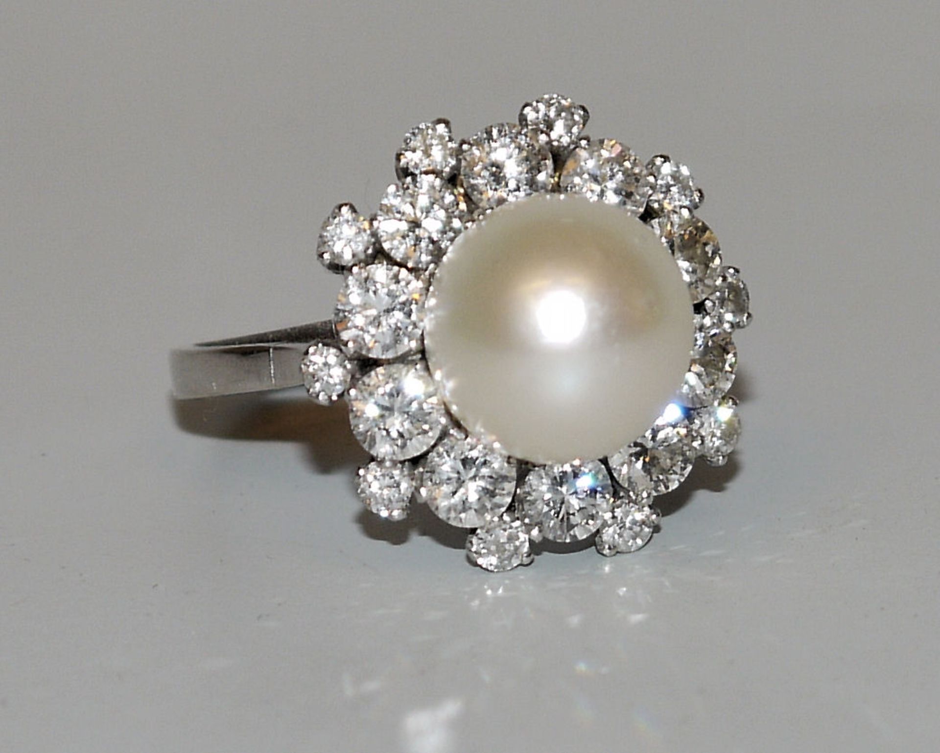 Fine pearl ring with diamonds, gold