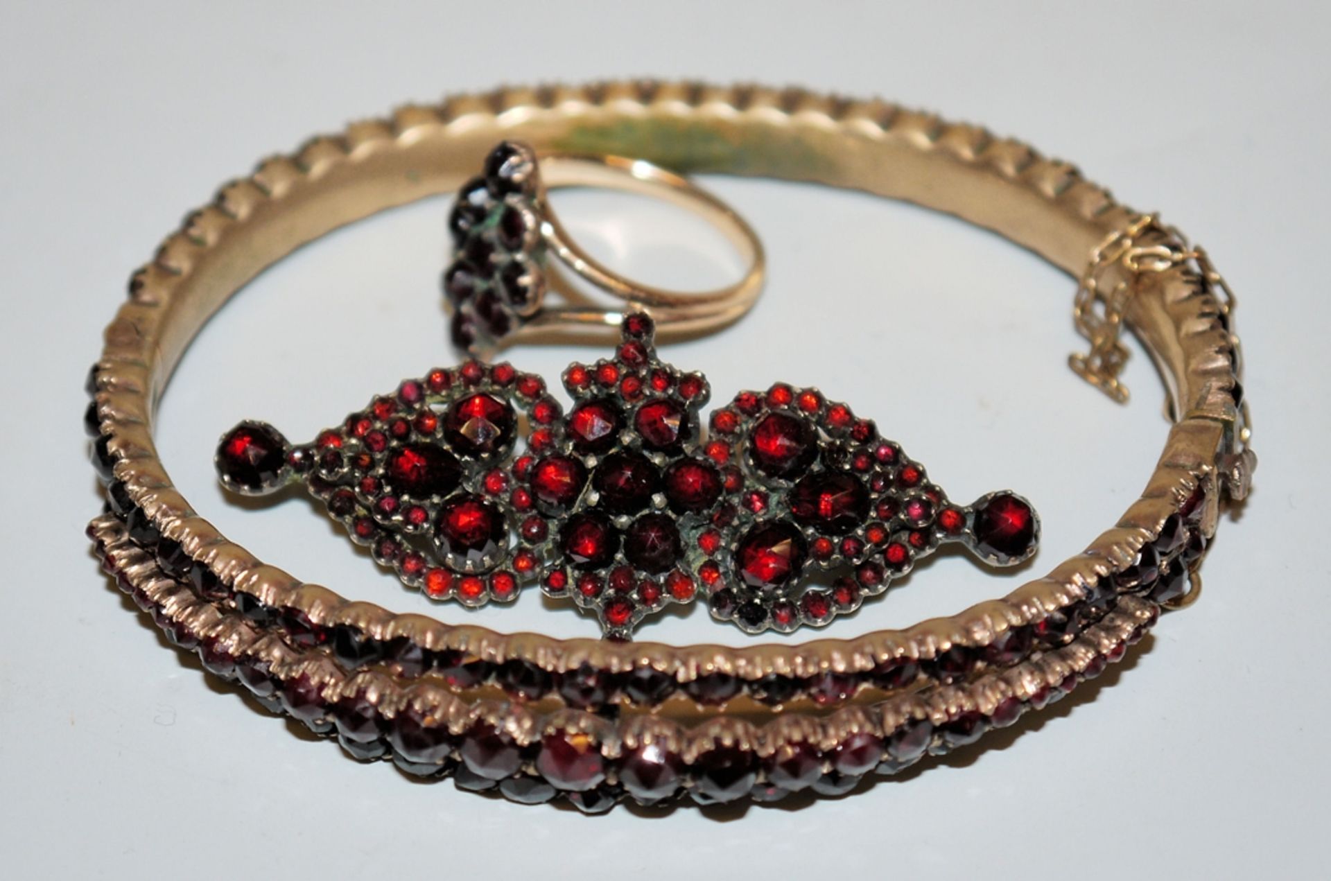 3 x garnet jewellery, circa 1900/20, one gold