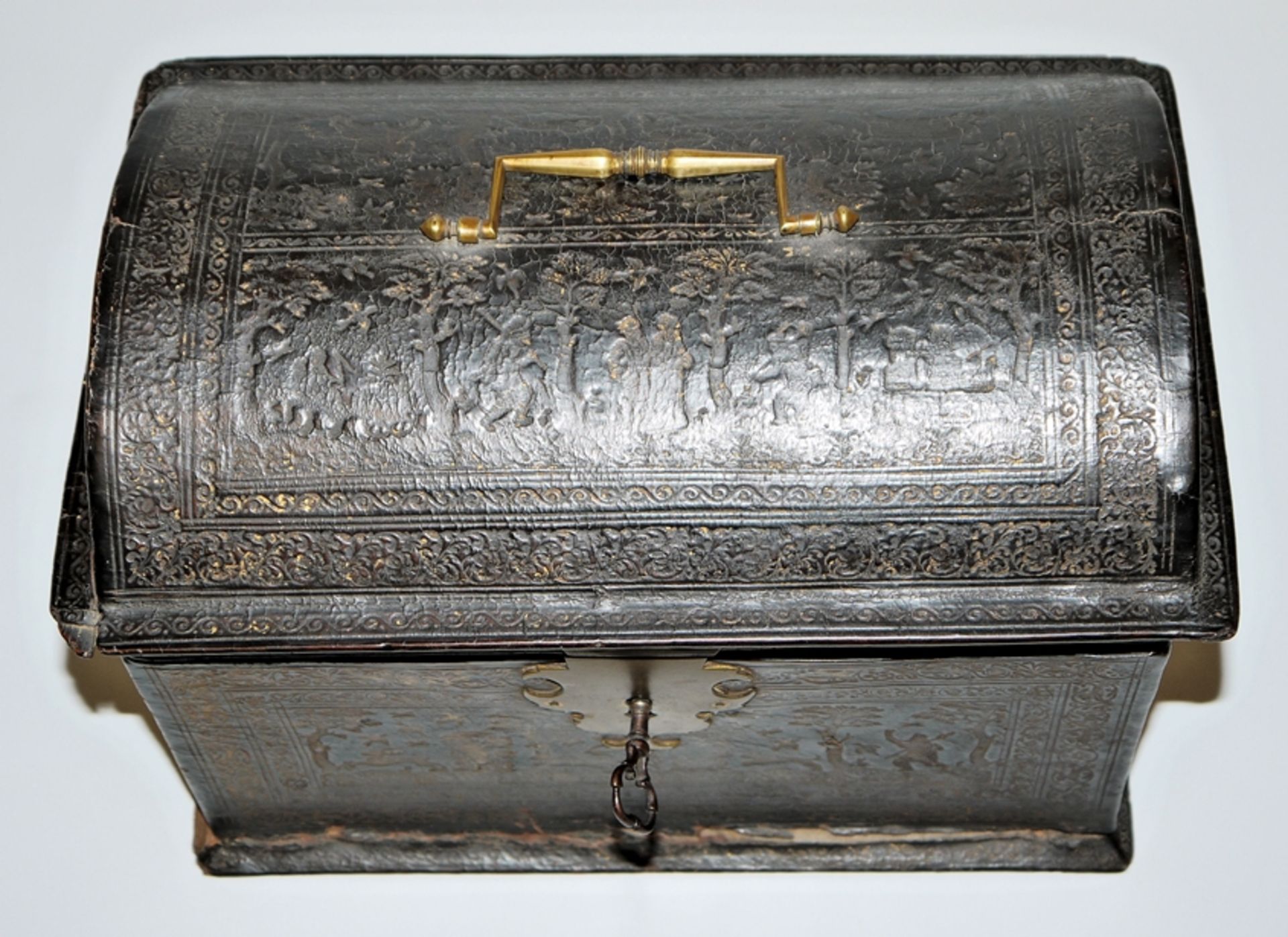 A Flemish leather casket with hunting scenes, probably Antwerp, c. 1600 - Image 6 of 7