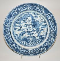 Blauweiß-Teller mit streitenden Drachen, späte Qing-Zeit, China 19. Jh.