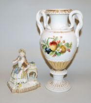 Porzellanfigur "Der Geruch" und Schlangenhenkelvase, Kgl. Meißen um 1900