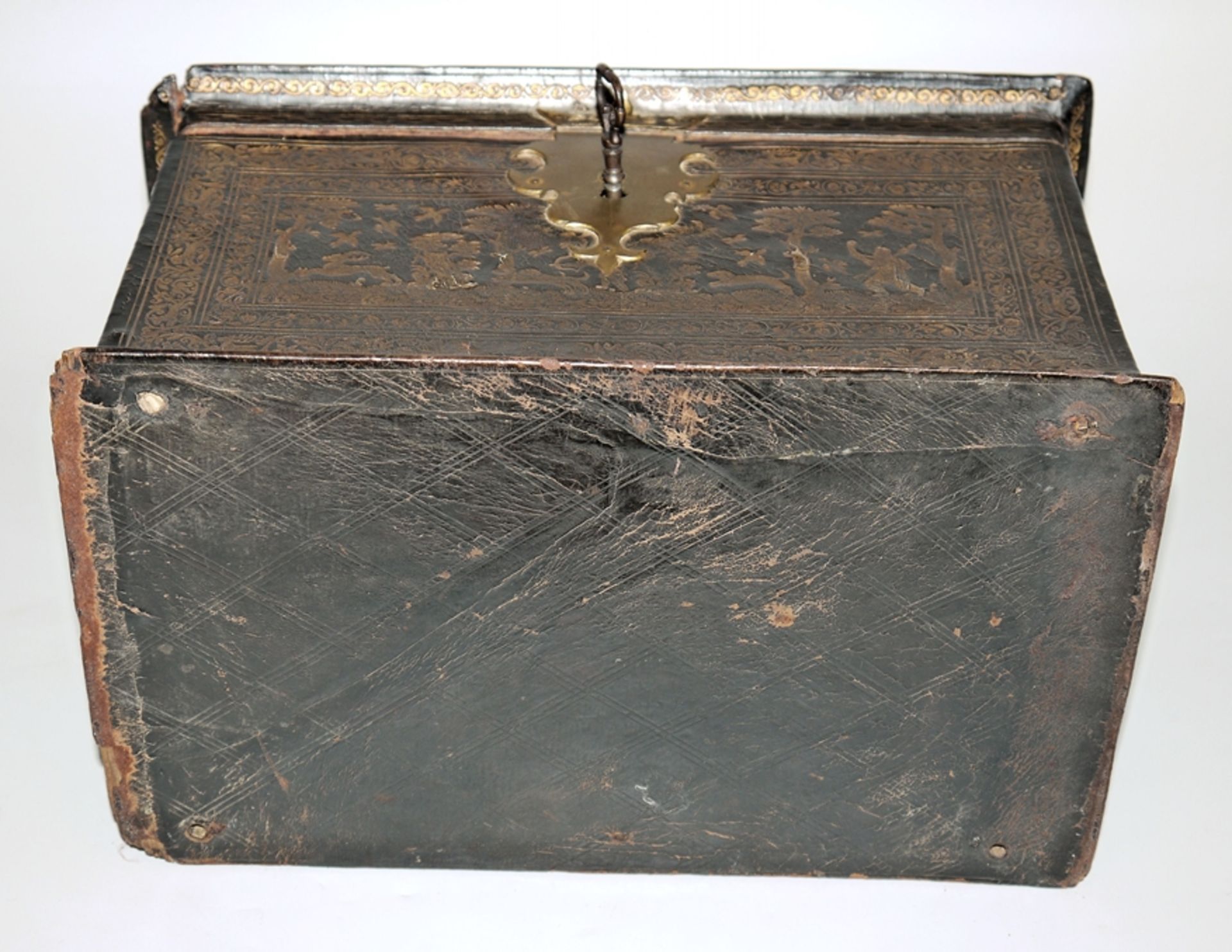 A Flemish leather casket with hunting scenes, probably Antwerp, c. 1600 - Image 7 of 7