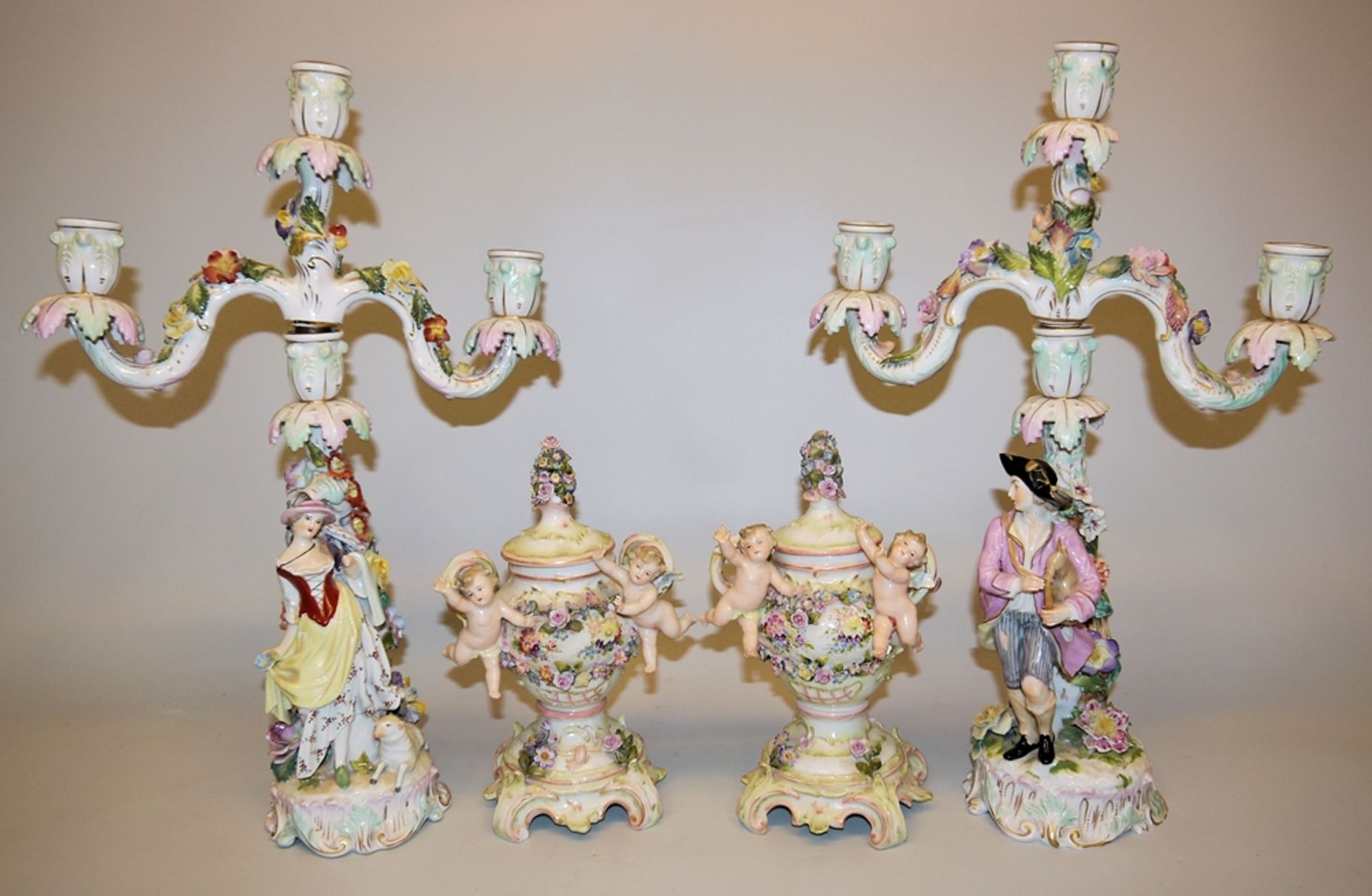 Vasen- und Leuchterpaar, vier Porzellane von Stulz, Straßburg und Volkstedt, Anfang 20. Jh.