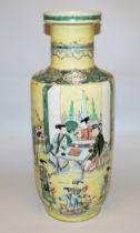 Große Rouleauvase mit Familienszenen in famille jaune, späte Qing-Zeit, China um 1900