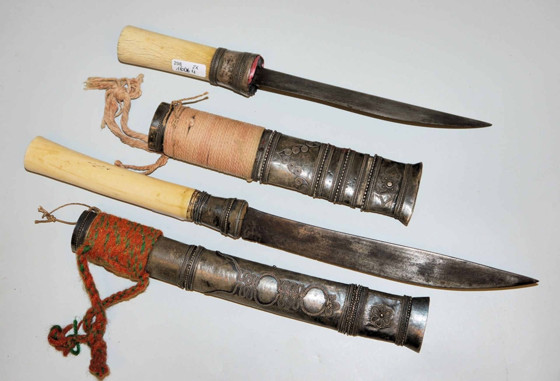 Zwei burmesische "Dha"-Kurzschwerter um 1900