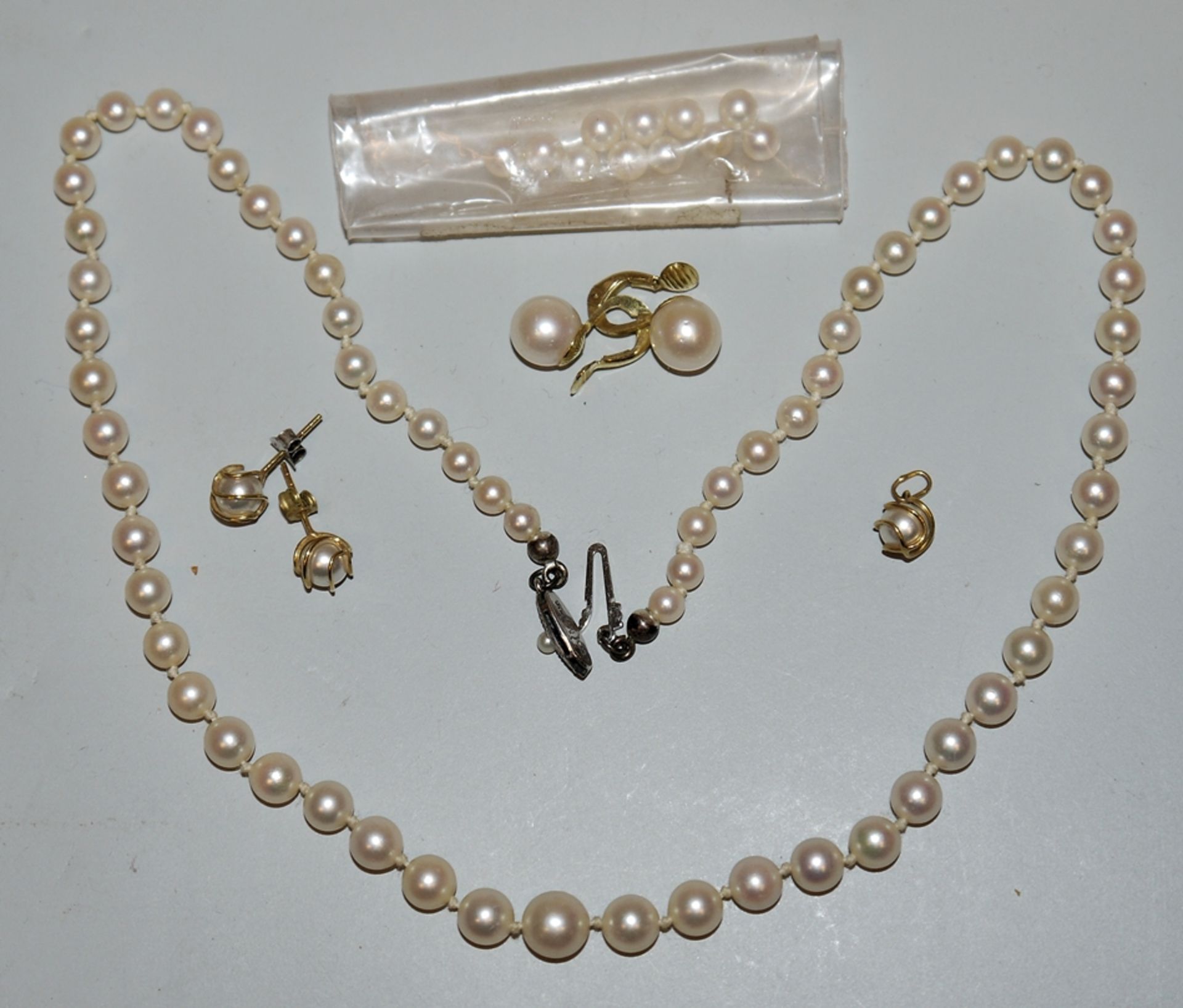 Pearl necklace circa 1920/30, gold, pair of pearl ear clips, gold, pair of pearl ear studs with pen