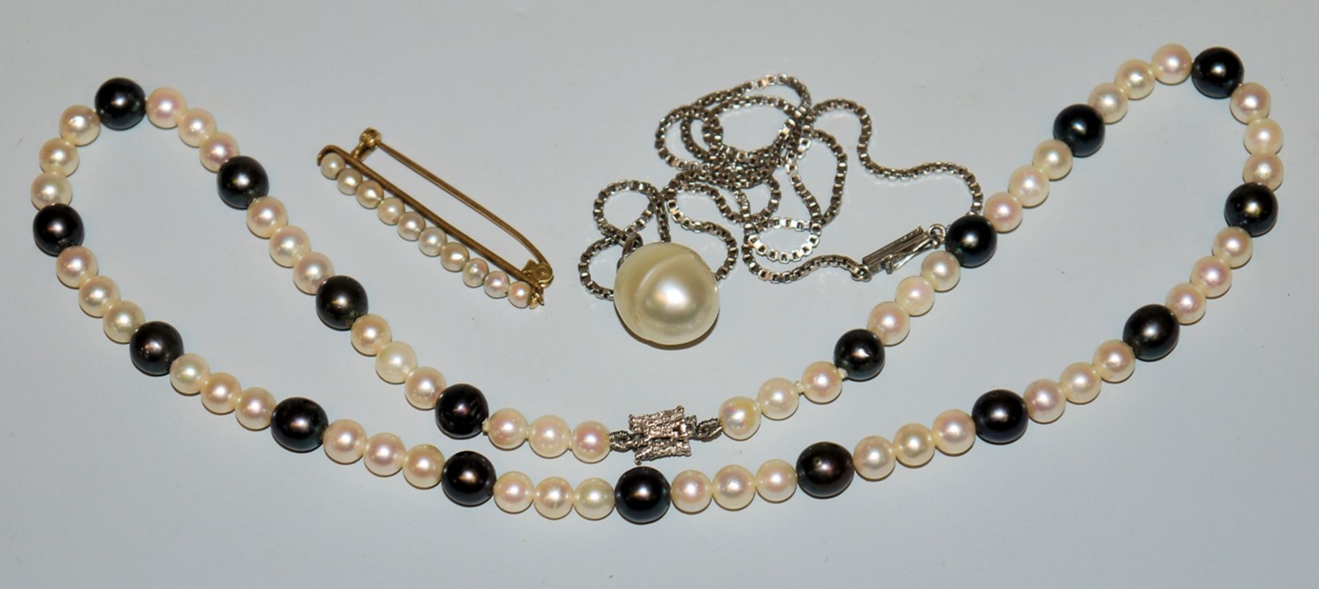 Pearl necklace, South Sea pearl pendant on necklace and pearl brooch, gold