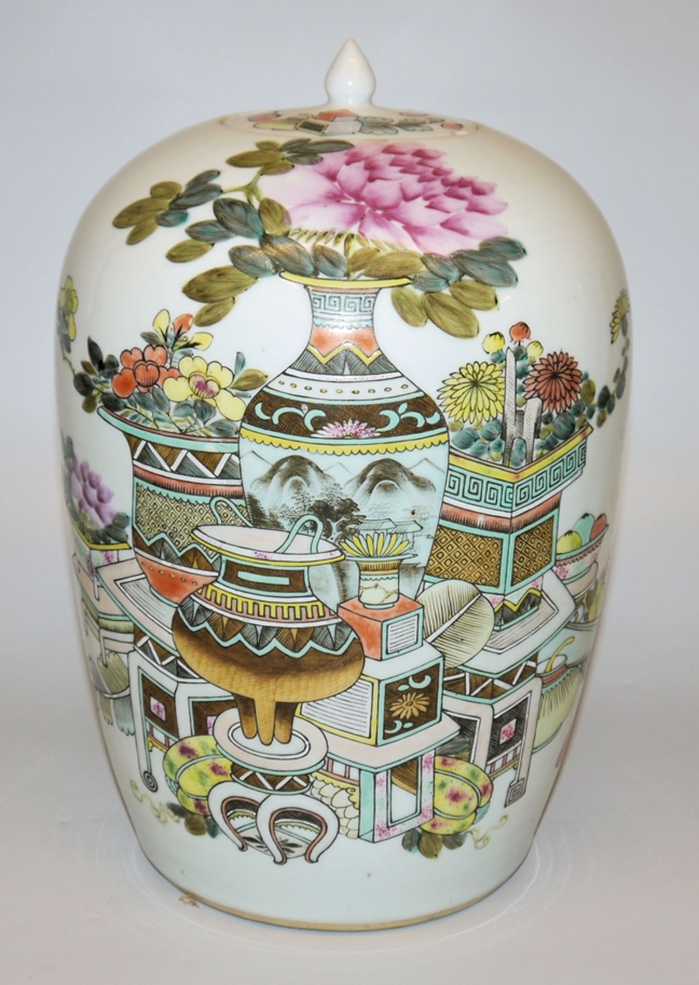 Porcelain pot with bogu decoration, late Qing/Republic period, China circa 1900