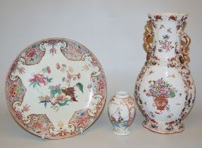 Teller und zwei Vasen, Export-Porzellan der Yongzheng- und Qianlong-Zeiten, China 18. Jh.