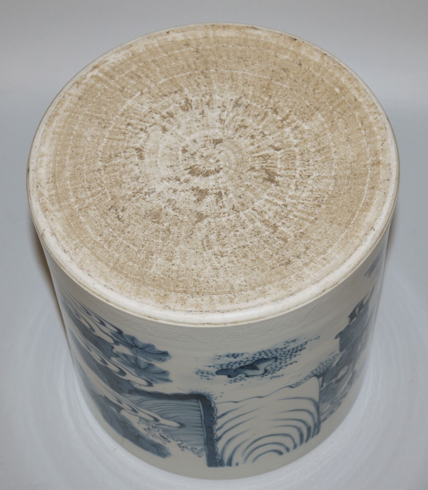 Large blue and white cylinder mug, late Qing period, China 19th century - Image 3 of 3