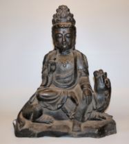Bodhisattva Avalokiteshvara auf Löwe, große chinesische Eisenguss-Plastik im Ming-Stil, wohl Qing-Z
