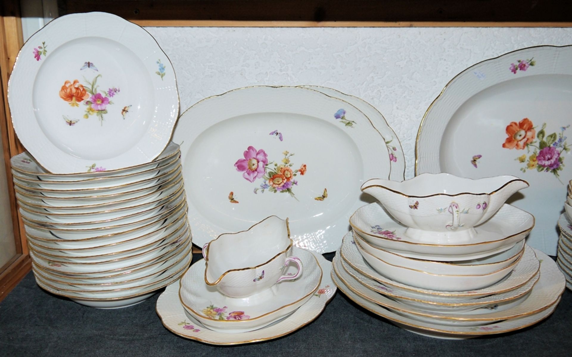 Extensive porcelain dinner service in the shape of "Osier" with flowers and insects for 9-20 person - Image 2 of 3