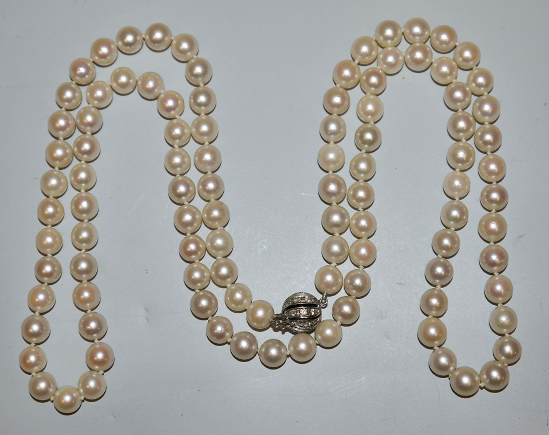 Long pearl necklace with gold