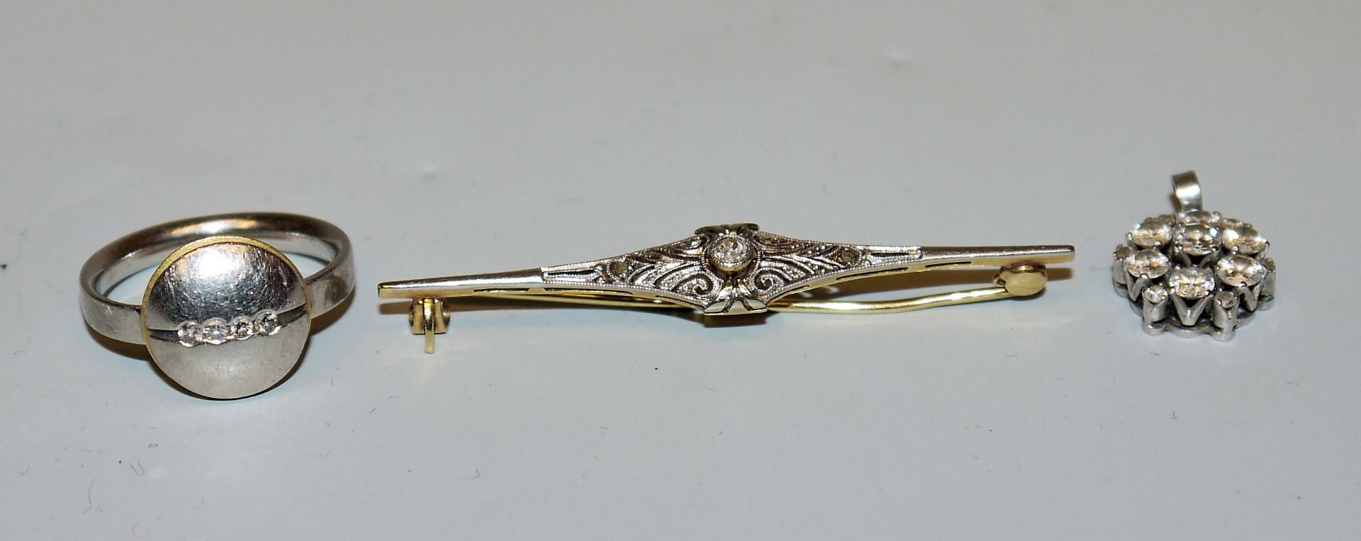 Art Déco bar brooch with diamond, diamond pendant and diamond ring, gold